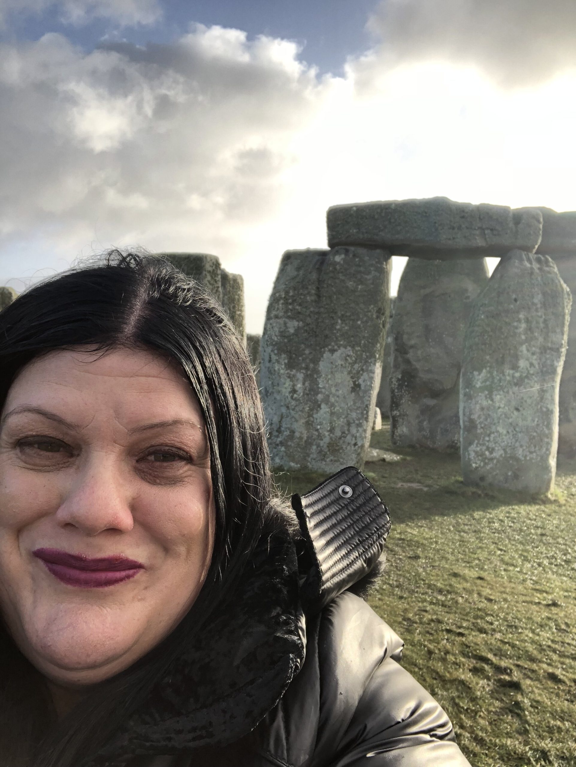 Woman standing in front of the Stonehenge 