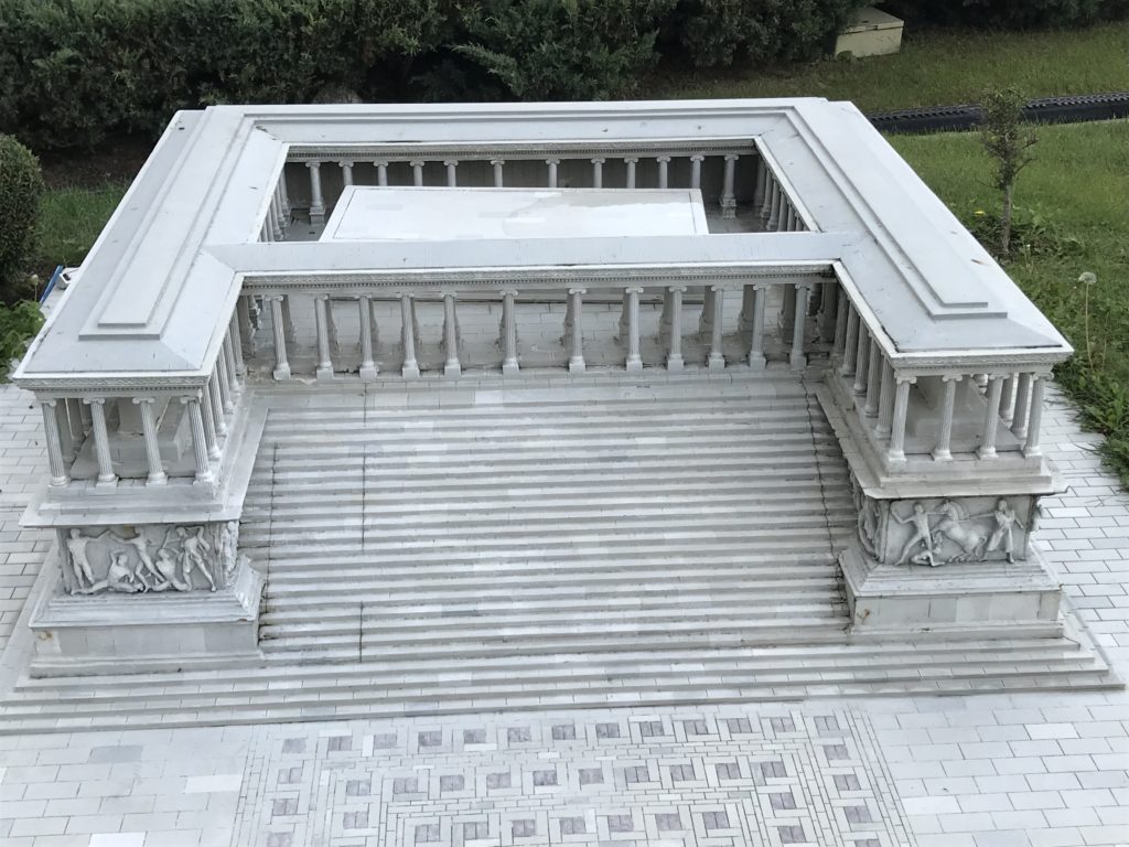 Gray Building of Zeus's Altar Miniature