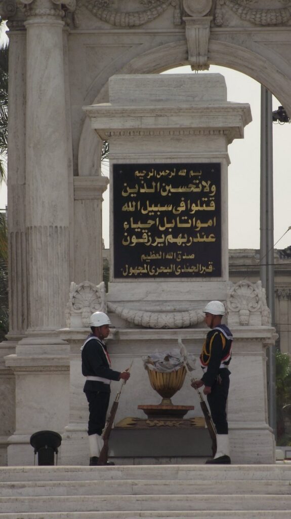 Soldiers in front of the Tomb of the Unknown Soldier
